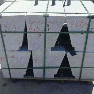 上饶 芝麻白异形坐凳，石凳