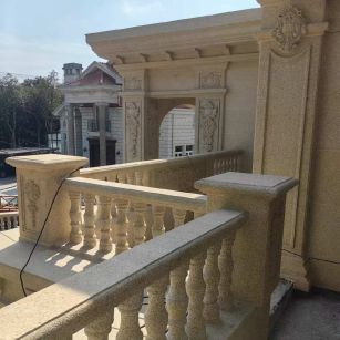 上饶 黄金麻别墅外墙干挂雕花配合阳台栏杆花瓶柱