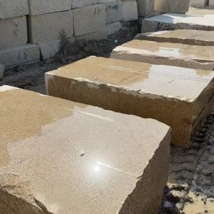 上饶 黄金麻方料堆场洗料分选中，原材料充足