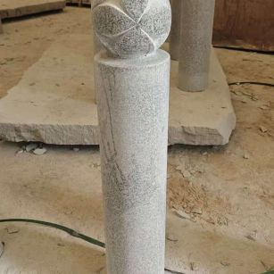 上饶 芝麻白花岗岩石材挡车石柱、停车柱、圆柱挡车柱、方柱挡车柱等