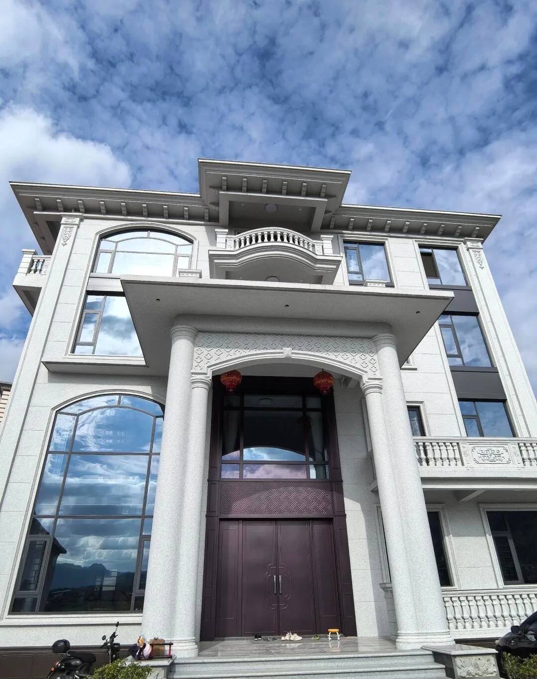 上饶白麻别墅外墙干挂石材效果示例