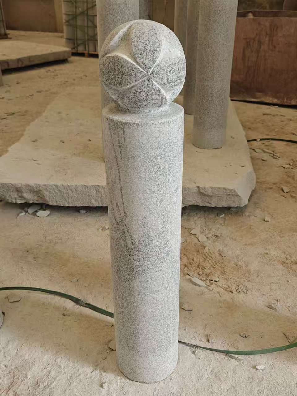 上饶 芝麻白花岗岩石材挡车石柱、停车柱、圆柱挡车柱、方柱挡车柱等