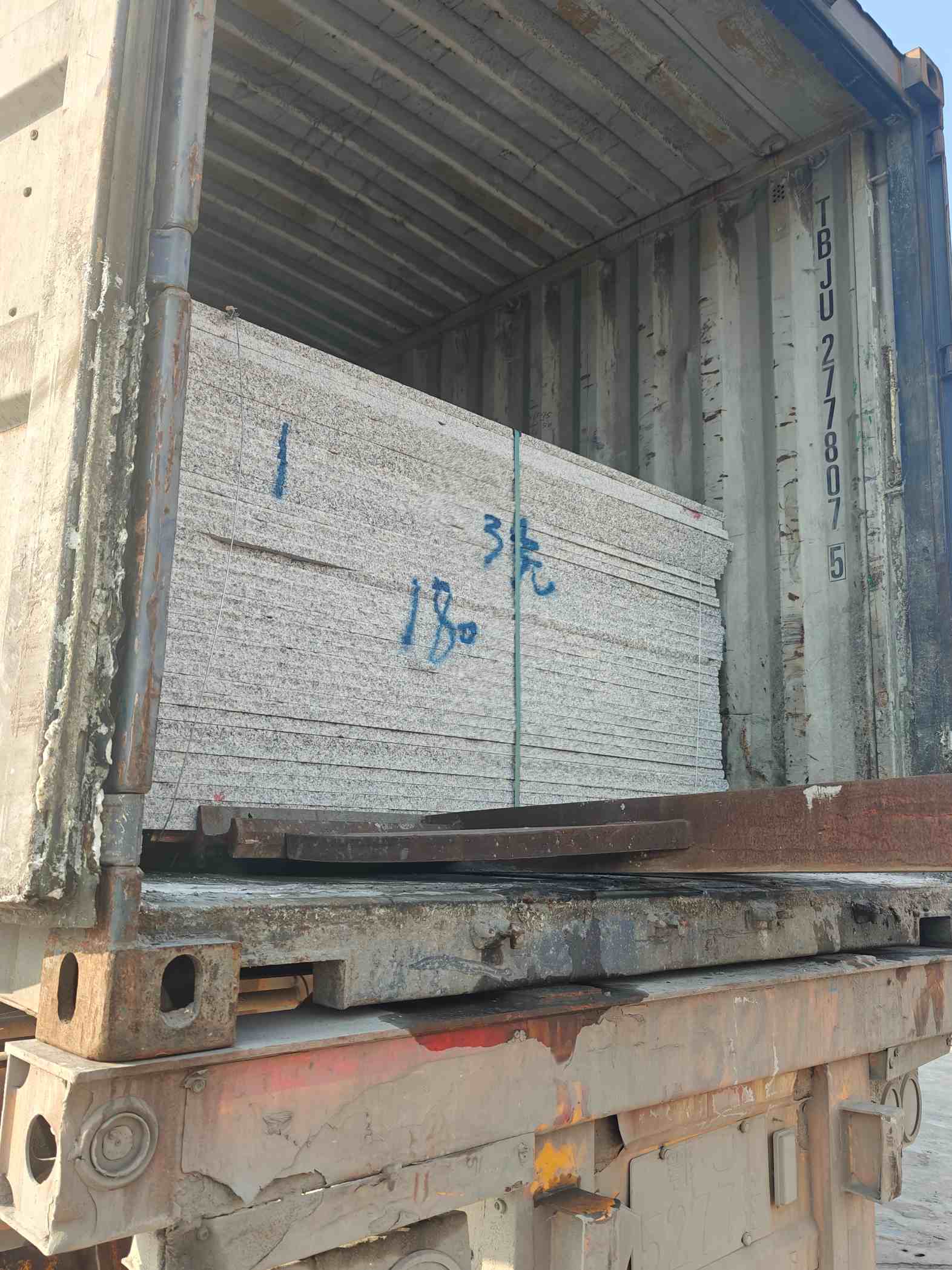 上饶 芝麻白花岗岩石材3.0公分光面毛板装柜出货