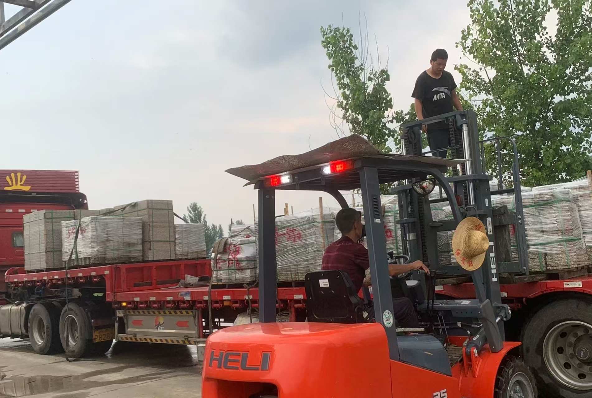 上饶 黄金麻冰裂纹，地铺石装车