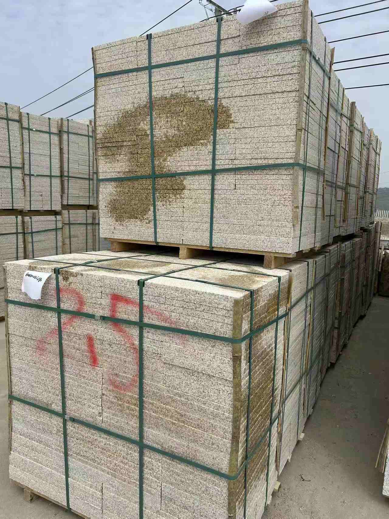 上饶 黄金麻花岗岩石材荔枝面地铺石2.5*300*600