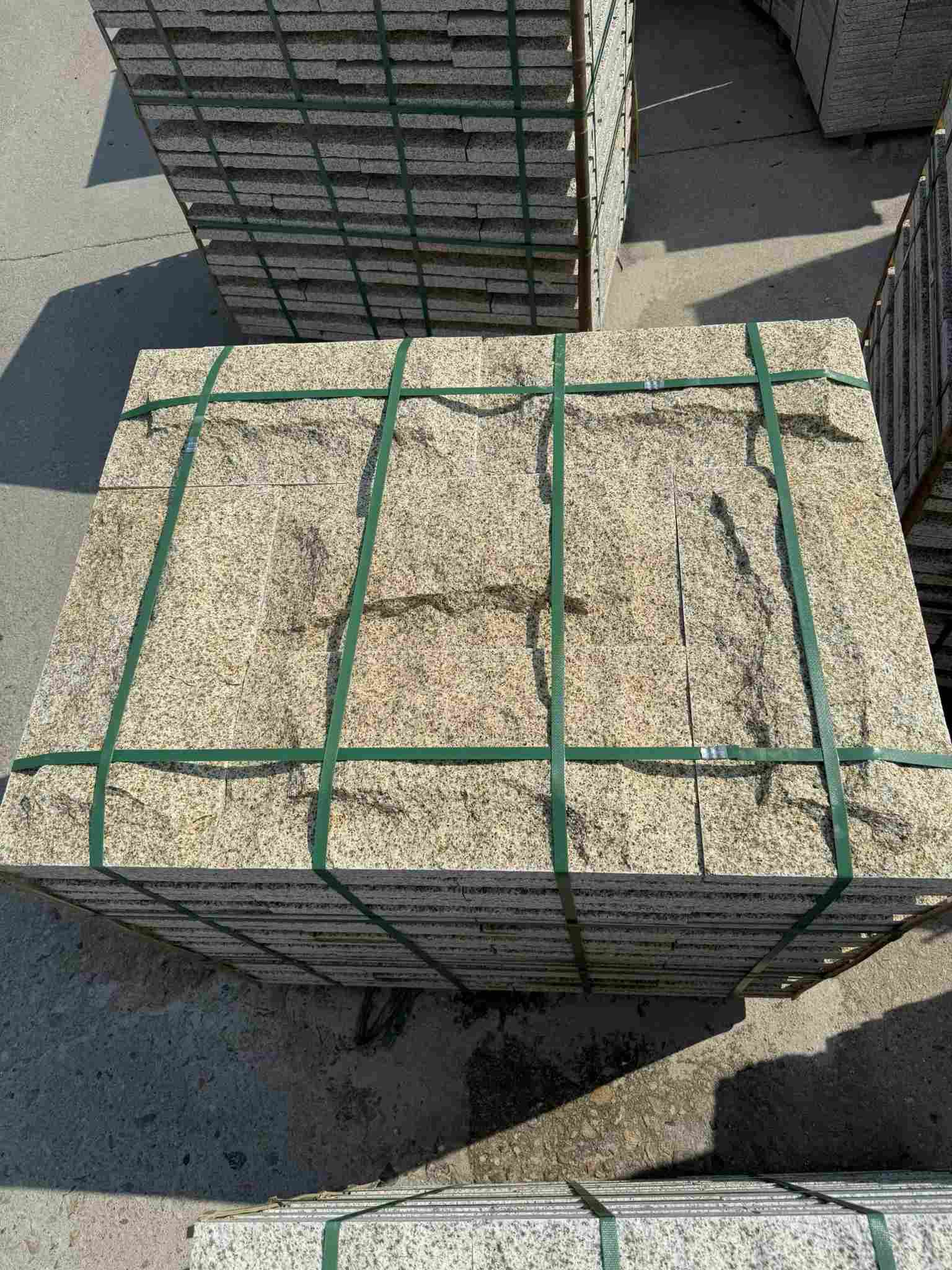 上饶 黄金麻花岗岩石材自然面蘑菇石成品