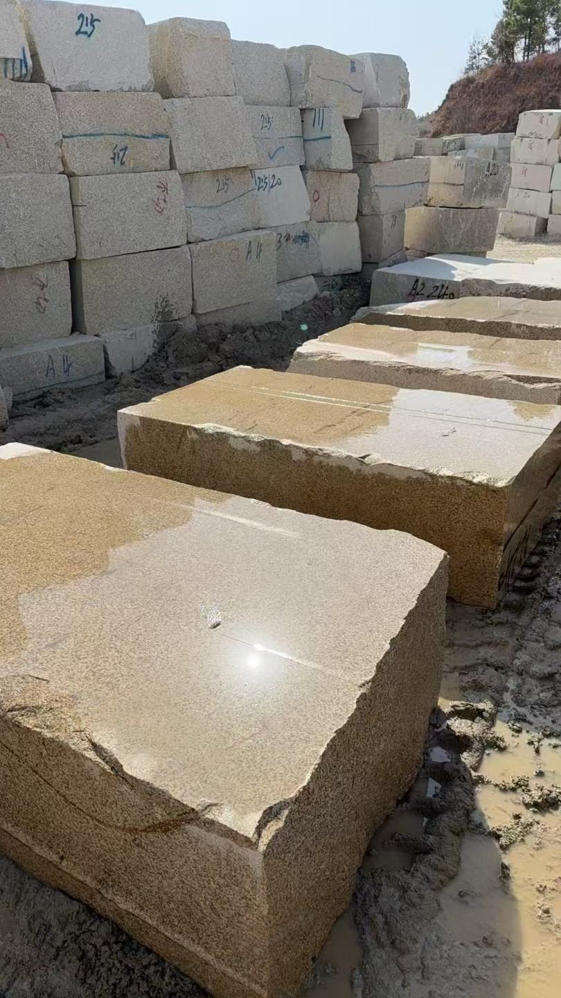 上饶 黄金麻方料堆场洗料分选中，原材料充足