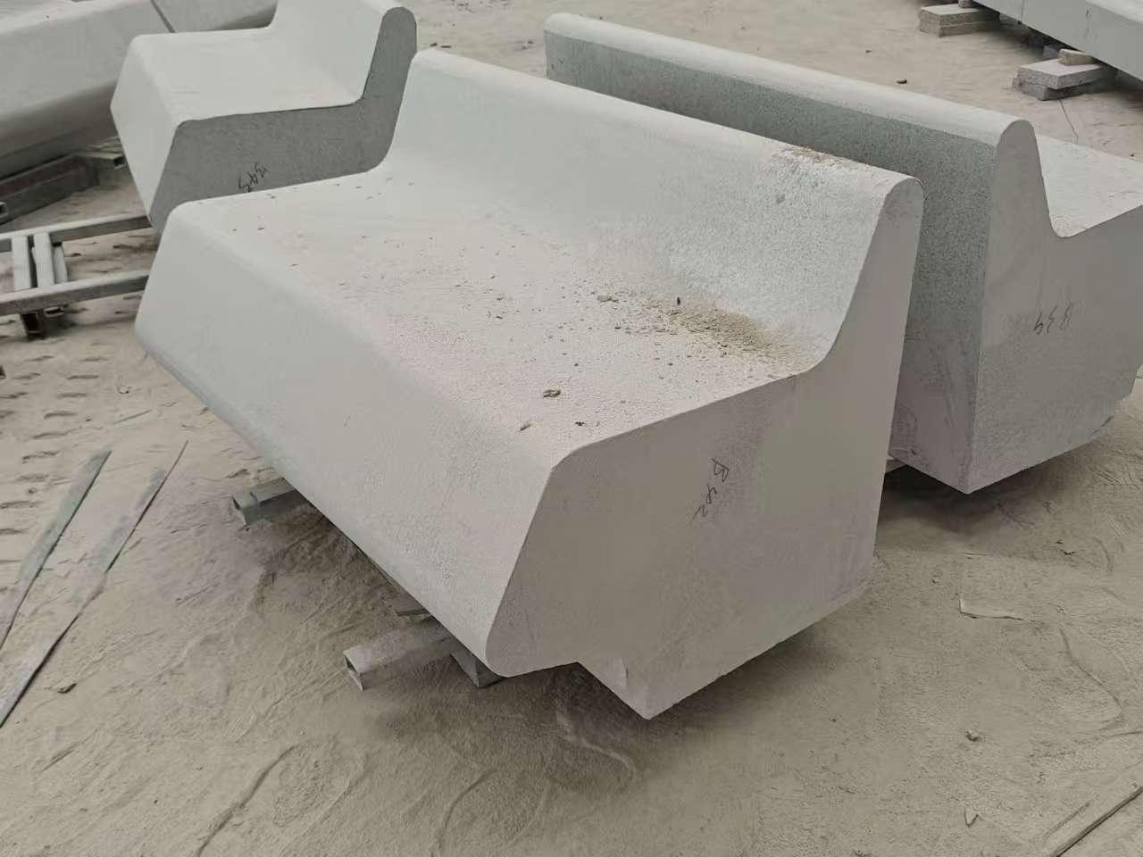 上饶 芝麻白花岗岩异形坐凳，石凳