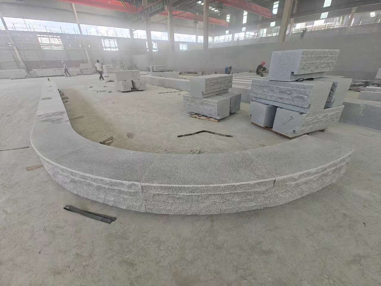 上饶 芝麻白异形坐凳，自然面光面弧形加工