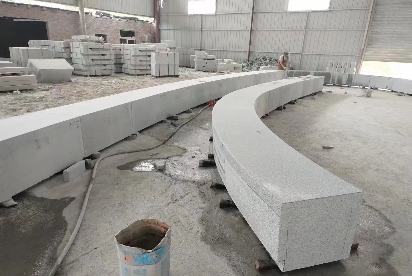 上饶芝麻白花岗岩石板材 园林光面弧形坐凳