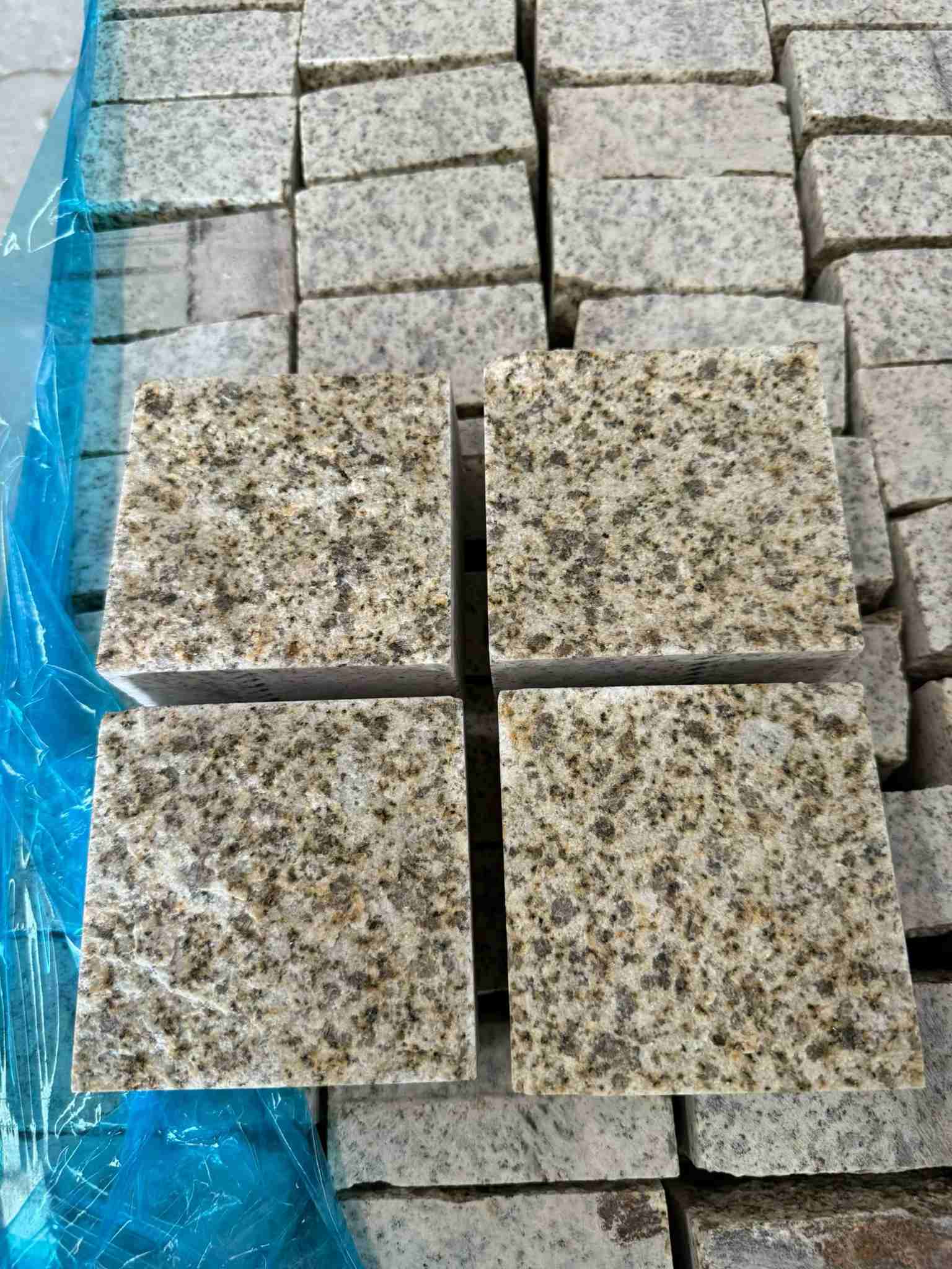 上饶 黄金麻花岗岩自然面小方块，弹石，马蹄石等