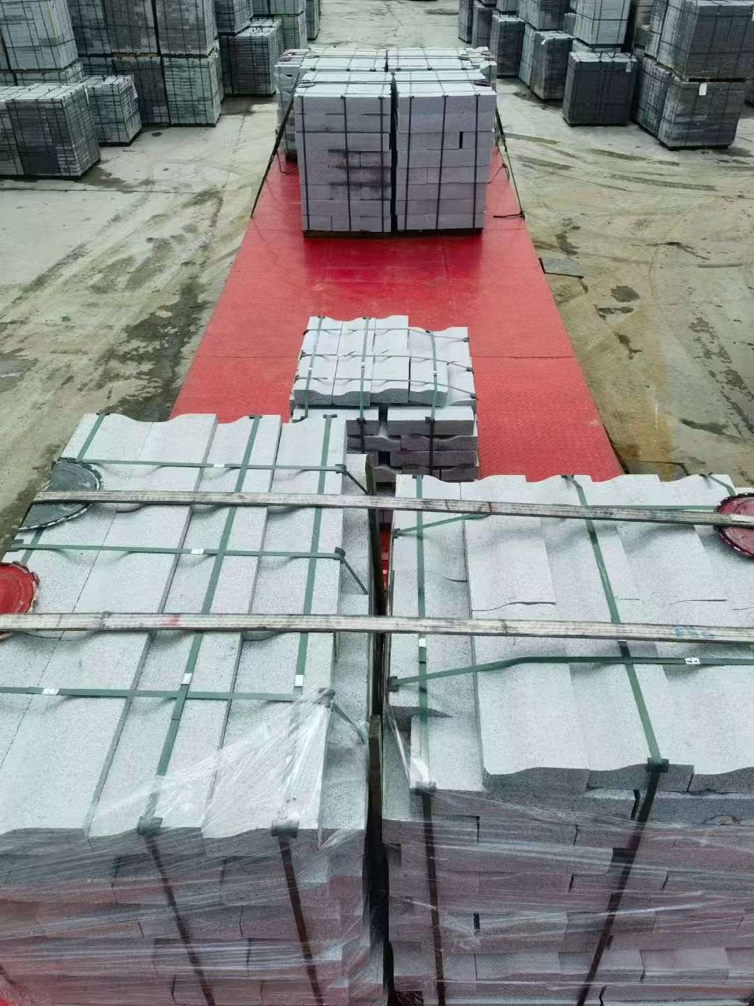 上饶 芝麻白仿形加直形路沿石出货日常