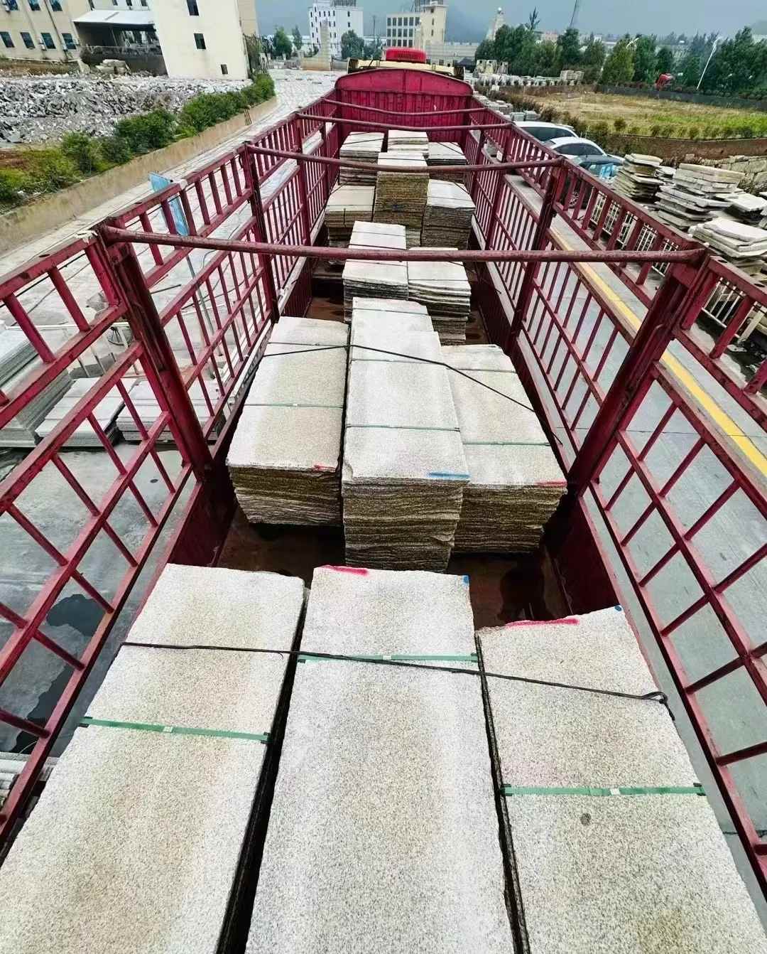 上饶 黄金麻花岗岩荔枝面，光面毛板装车完成