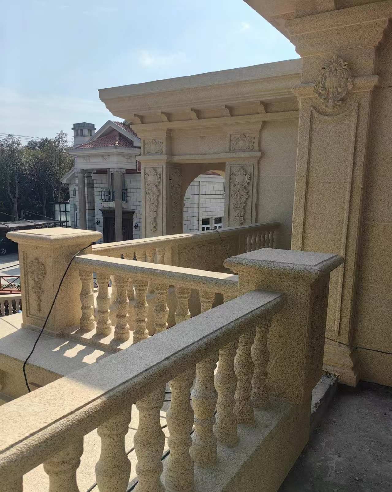 上饶 黄金麻别墅外墙干挂雕花配合阳台栏杆花瓶柱