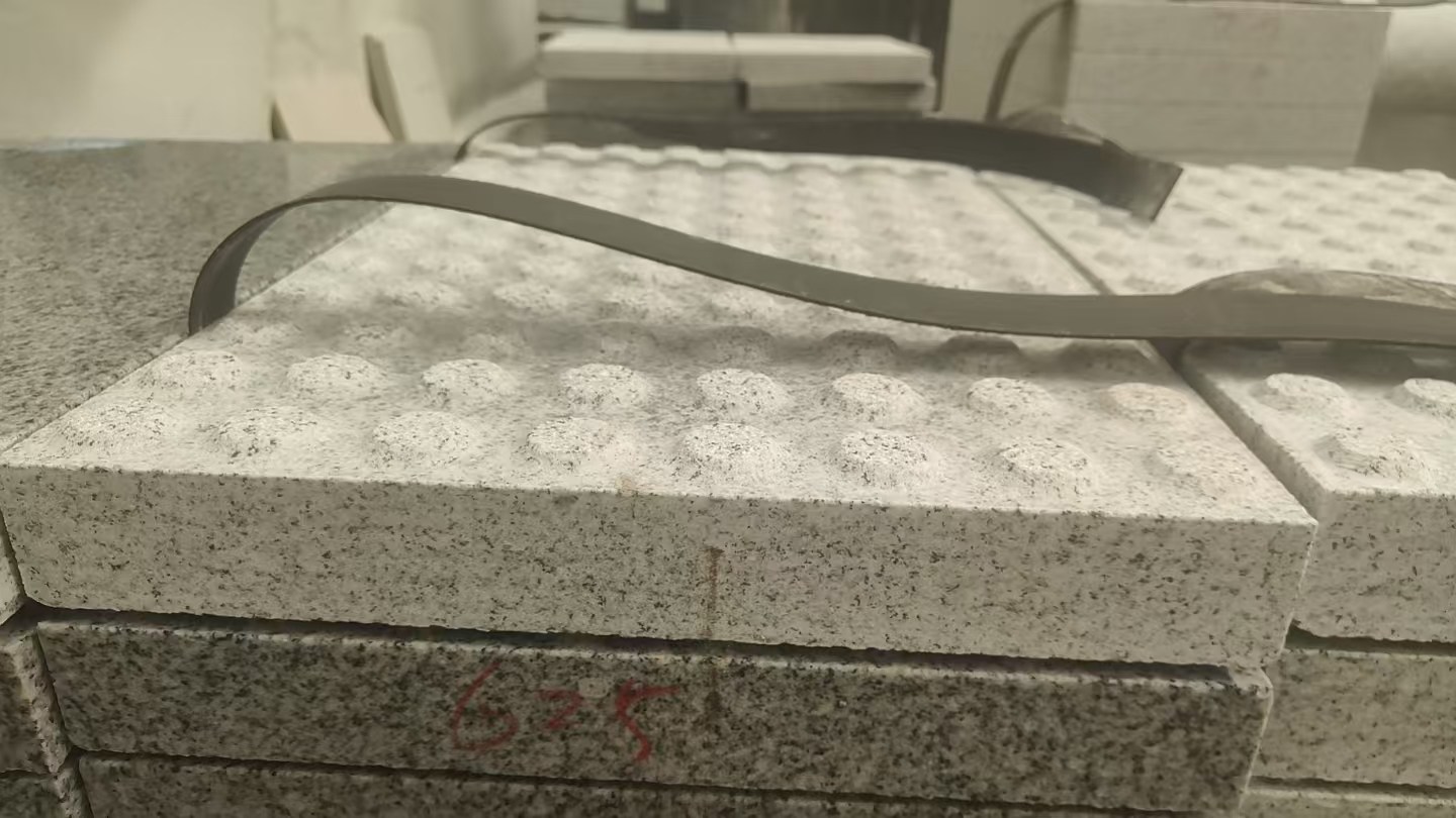 上饶 芝麻白花岗岩6.0公分荔枝面五轴加工雕刻盲点