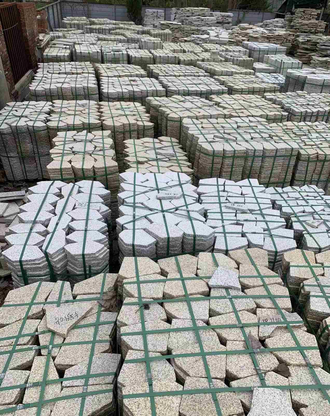 上饶 黄金麻白麻花岗岩荔枝面地铺石(冰裂纹)