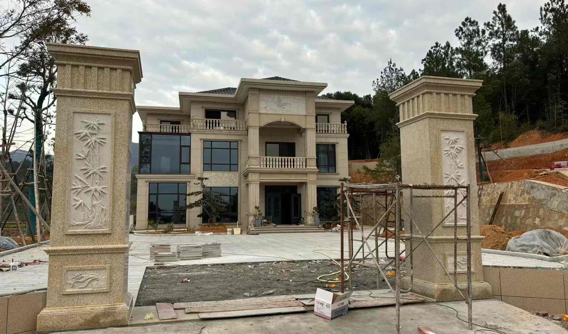 上饶 黄金麻花岗岩别墅雕花外墙干挂配上门口雕花罗马柱