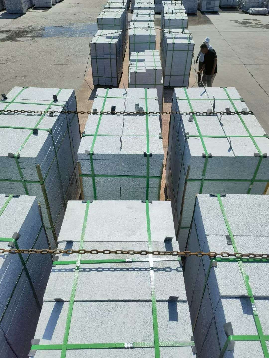 上饶 芝麻白花岗岩5公分地铺石 花岗岩厂家工厂装车日常